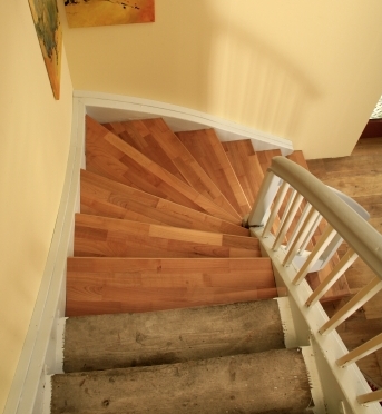Blick von oben auf die teilweise schon renovierte Treppe