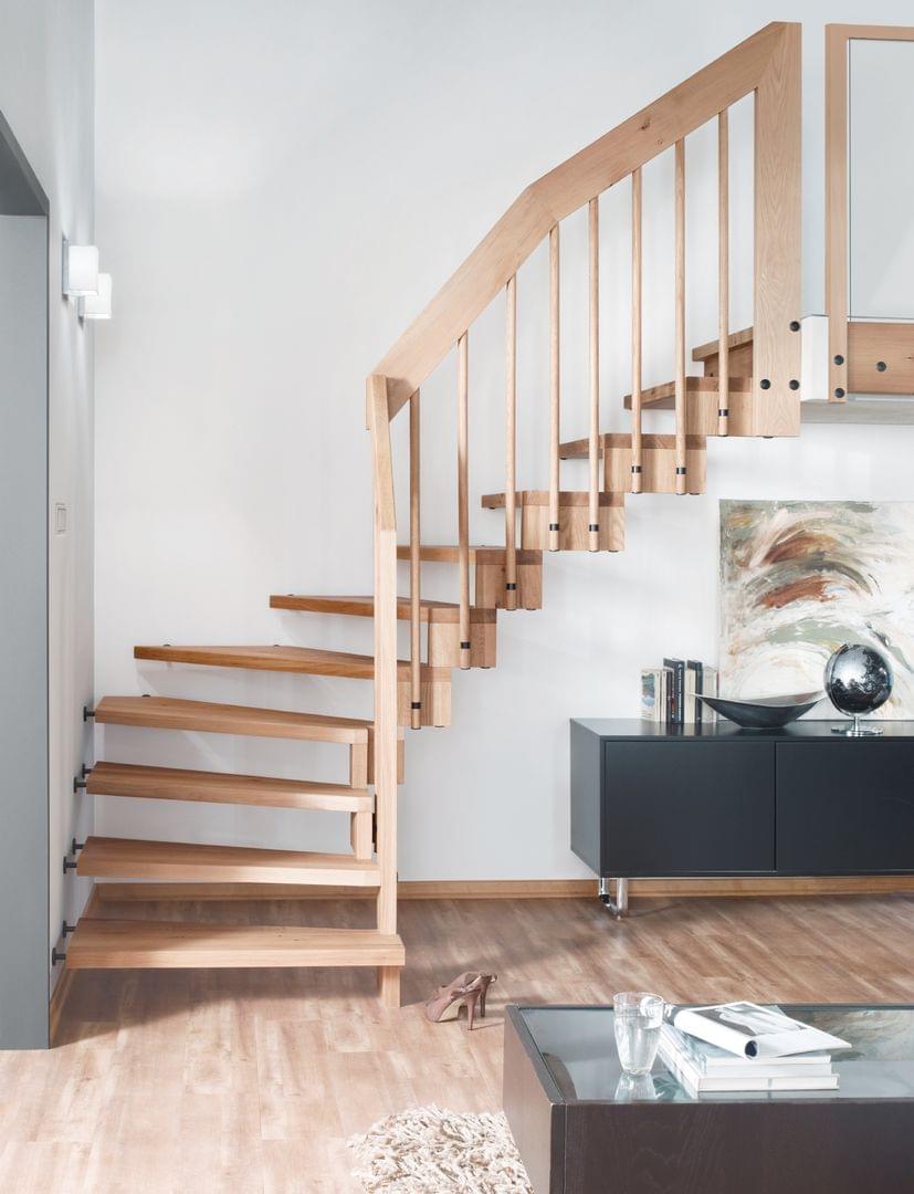 Holztreppe Flow Systemtreppe viertelgewendelt mit Holzgeländer Brüstungsgeländer und Glasfüllung geölte Eichentreppe
