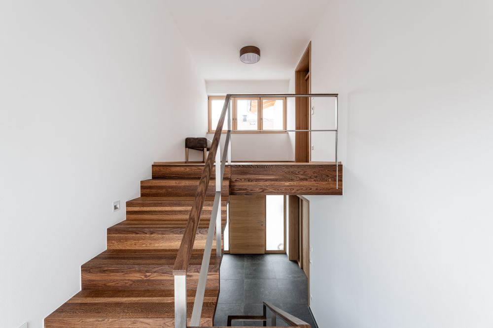 Elegante Faltwerktreppe aus Holz mit Podest